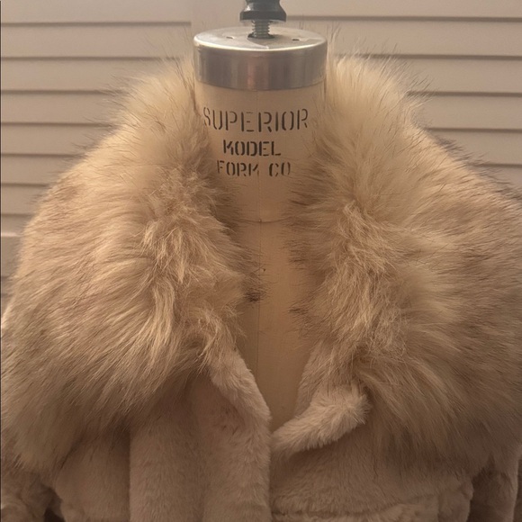 Ivory faux fur jacket by Carre Noir Size Medium - Picture 2 of 6